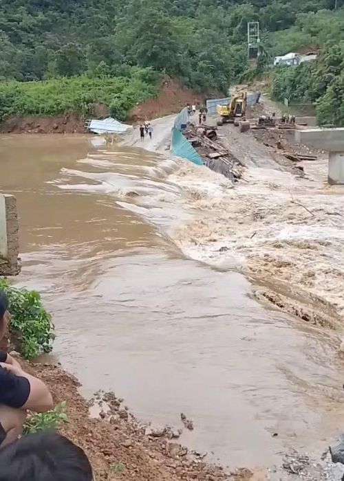  Nước lũ cuồn cuộn đổ qua khu vực cầu ở bản Xóng Con, bản Khổi (xã Tam Thái). 