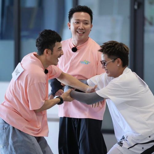 Trấn Thành nói mọi tình huống với Liên Bỉnh Phát (trái) để tăng sức nóng chương trình.