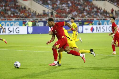 Đến phút 89, Xuân Son một lần nữa khiến cầu trường bùng nổ. Nhận đường chuyền của Nguyễn Đình Bắc bên cánh trái, anh dùng sức mạnh vượt qua sự truy cản của hậu vệ Malaysia trước khi dứt điểm qua hai chân thủ môn Azri Ghani, ấn định chiến thắng 2-0.
