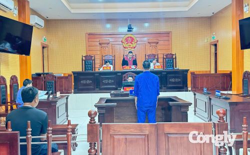 HĐXX tuyên phạt Vũ Bá Phóng 18 tháng tù về tội “Chống người thi hành công vụ”. (Ảnh: TV)