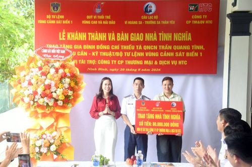 Đại diện nhà tài trợ trao kinh phí cho gia đình Thiếu tá QNCN Trần Quang Tĩnh.