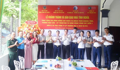 Các đại biểu chụp ảnh lưu niệm với gia đình Thiếu tá Trần Quang Tĩnh.
