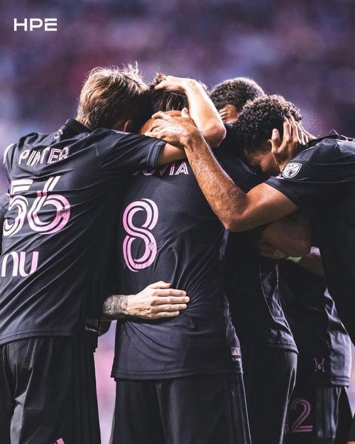 Các đồng đội ăn mừng bàn thắng cùng Messi - Ảnh: Inter Miami