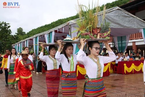  Bà con đồng bào cung nghinh lễ vật.