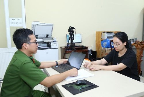 Công an làm việc với một bị can trong vụ án mua bán trái phép hóa đơn. (Ảnh:CA)