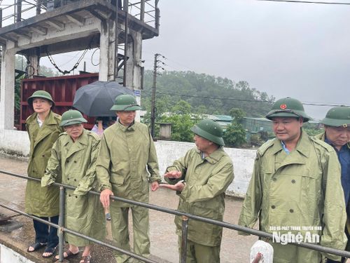 Phó Chủ tịch UBND tỉnh Nguyễn Văn Đệ yêu cầu Sở Nông nghiệp và Môi trường, các đơn vị quản lý cần huy động tối đa nhân lực để tiêu nước nội đồng và đô thị. Ảnh: Thúy Vinh