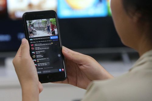 Lượt xem, tương tác trên mạng xã hội đôi khi trở thành “phần thưởng” cho những nội dung lệch chuẩn.