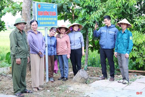 Trưởng thôn Nguyễn Tuấn Anh lưu giữ những hoạt động văn hóa - văn nghệ, ra quân xây dựng nông thôn mới của người dân thôn Quyết Thắng để chuyển tải lên mạng xã hội.