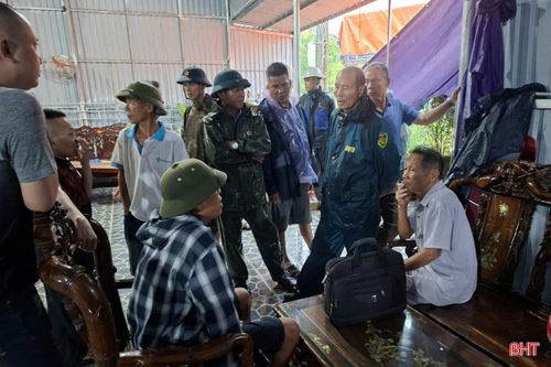 Người dân tập trung hỗ trợ gia đình nạn nhân tử vong.