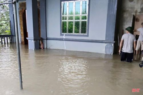 Tại TDP 6 Đậu Liêu, phường Nam Hồng Lĩnh, nước dâng cao tràn vào nhà dân vào đầu giờ chiều 20/8.