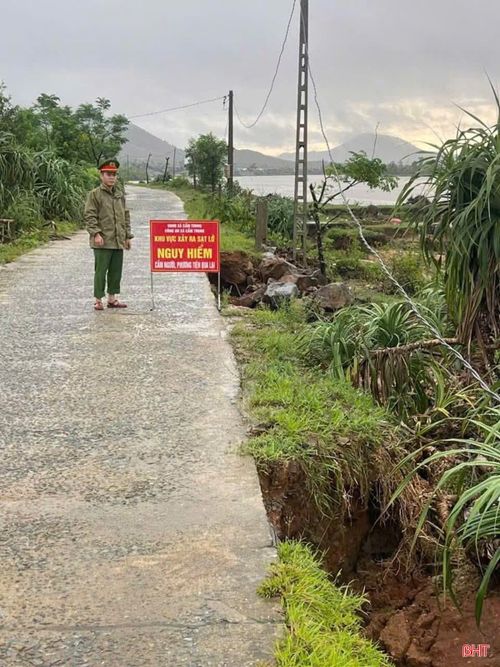 Tại xã Cẩm Trung, tuyến đường quốc phòng tuần tra ven biển hiện xuất hiện một số điểm sạt lở với chiều dài khoảng 50 m. Bờ hữu sông Rác, đoạn từ cống đập Cần đến mỏ đá Lạc An, cũng xảy ra sạt lở, điểm sạt lở ăn sâu vào phần mặt đường hơn 1m, với chiều dài khoảng 350m. Ngành chức năng đã cắm biển, cấm người qua lại tại 2 điểm này.