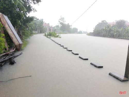 Ngập lụt ở thôn Trung Lộc, xã Đồng Lộc vào trưa 20/8.