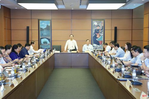 Đồng chí Nguyễn Duy Lâm - Bí thư Tỉnh ủy, Trưởng đoàn ĐBQH tỉnh Hà Tĩnh điều hành phiên thảo luận.