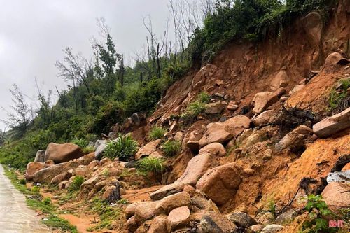 Tình trạng sạt lở xảy ra tại đường quốc phòng tuần tra ven biển trên địa bàn xã Cẩm Trung.