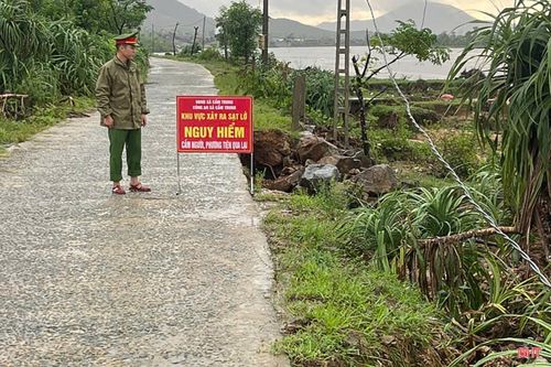 Trong chiều nay, các lực lượng chức năng và các đơn vị liên quan đã huy động lực lượng lắp đặt rào chắn barie, biển báo cấm đường; tổ chức lực lượng chốt trực, hướng dẫn người dân và phương tiện đi theo tuyến đường khác đảm bảo an toàn.