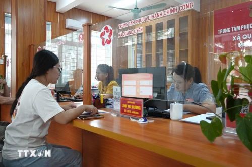 Người dân đến làm thủ tục hành chính tại Trung tâm Phục vụ hành chính công xã Quảng Uyên (Cao Bằng). (Ảnh: Chu Hiệu/TTXVN)