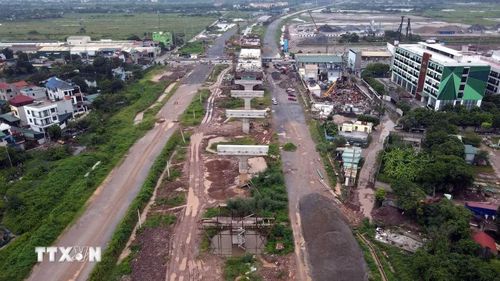 Hệ thống trụ cầu vượt Vành đai 4 nối dài trên công trường, từng bước tạo hình tuyến cầu trên cao. (Ảnh: Vũ Quang/TTXVN)