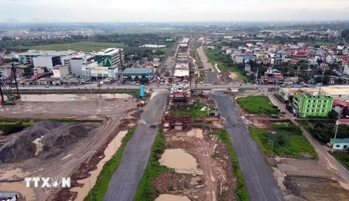 Toàn cảnh cầu vượt Vành đai 4 và đường song hành 2 bên qua khu vực Quốc lộ 1A dần hình thành. (Ảnh: Vũ Quang/TTXVN)