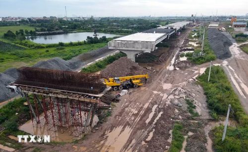 Một đoạn cầu vượt đường Vành đai 4-Vùng Thủ đô qua Quốc lộ 1A đã hoàn thành phần lớn kết cấu nhịp; các hạng mục còn lại đang tiếp tục được triển khai. (Ảnh: Vũ Quang/TTXVN)