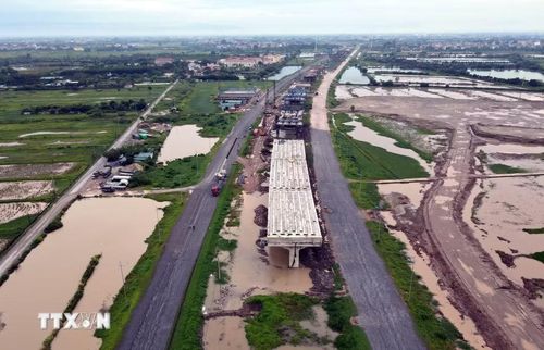 Các nhịp cầu vượt đường Vành đai 4-Vùng Thủ đô đang được lao lắp, từng bước nối liền những trụ cầu đã hoàn thành. (Ảnh: Vũ Quang/TTXVN)