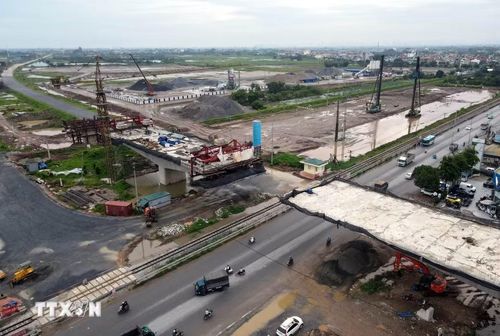 Toàn cảnh khu vực xây dựng cầu vượt đường Vành đai 4 qua Quốc lộ 1A nhìn từ trên cao. (Ảnh: Vũ Quang/TTXVN)