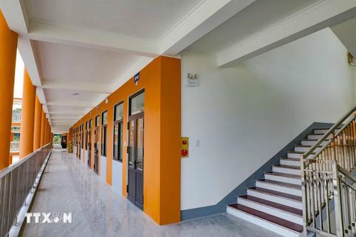 Hành lang và cầu thang tại dãy nhà lớp học của Trường Phổ thông dân tộc nội trú liên cấp Tiểu học và Trung học cơ sở xã Thanh Nưa được thiết kế liên hoàn, thuận tiện cho việc đi lại và kết nối các phòng học. (Ảnh: Xuân Tư/TTXVN)