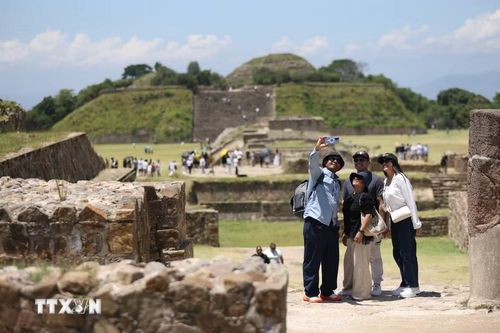Du khách tham quan di chỉ khảo cổ Monte Alban ở Oaxaca, Mexico. (Ảnh: THX/TTXVN phát)