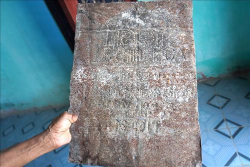 Một di vật được tìm thấy cùng với hài cốt liệt sĩ. Ảnh: Thanh Thuỷ/TTXVN
