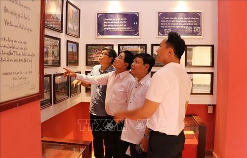 Du khách xem hình ảnh về thân thế và sự nghiệp Anh hùng dân tộc Trương Định tại Đền thờ của ông ở phường Gò Công, tỉnh Đồng Tháp.