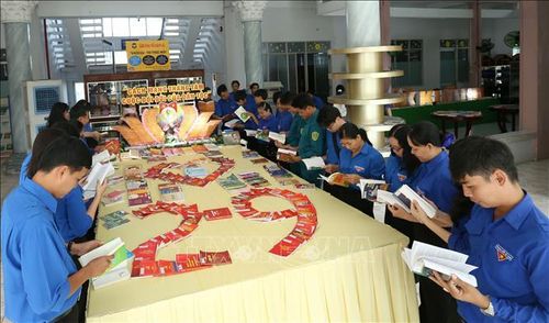 Triển lãm không chỉ là nơi giới thiệu sách, mà còn là không gian để công chúng, đặc biệt là thế hệ trẻ, tiếp cận lịch sử một cách gần gũi, trực quan. Ảnh: Duy Khương/TTXVN
