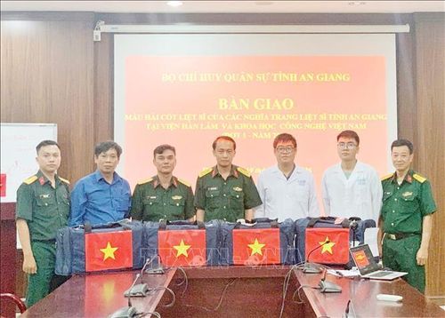 Ban Chỉ đạo 515 tỉnh An Giang bàn giao mẫu ADN hài cốt liệt sĩ đến Viện Hàn lâm Khoa học và Công nghệ Việt Nam. Ảnh: TTXVN phát