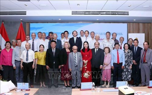 Đại biểu dự cuộc gặp mặt chụp ảnh lưu niệm.
