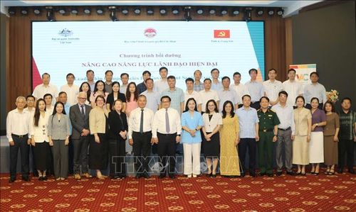 Các chuyên gia cùng đội ngũ lãnh đạo sở ngành và xã phường tỉnh Lạng Sơn tham gia chương trình bồi dưỡng.