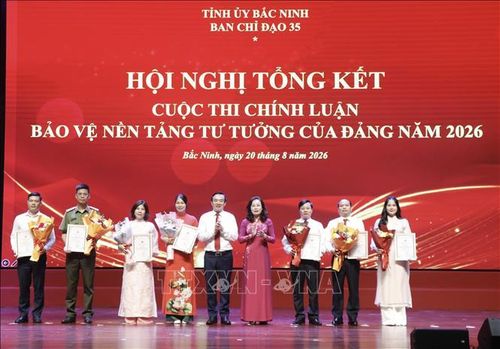 Các đại biểu trao giải Nhất cho các tác giả, nhóm tác giả. Ảnh: Thanh Thương/TTXVN