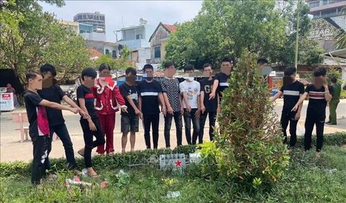 Nhóm thanh thiếu niên gây rối trật tự công cộng tại phường Tuy Hòa. Ảnh: TTXVN phát