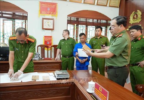 Thiếu tướng Bùi Quyết Toán, Giám đốc Công an tỉnh Lai Châu (phải, phía trước) kiểm tra tang vật vụ án.