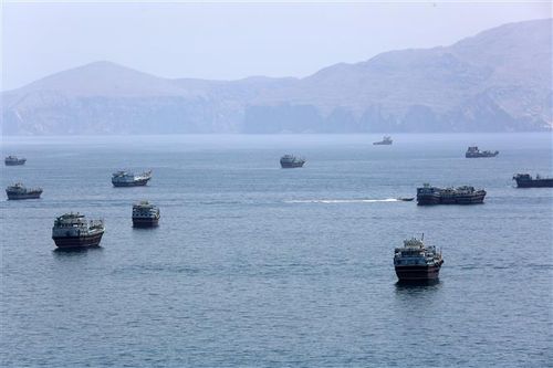 Tàu thuyền tại eo biển Hormuz gần thị trấn Khasab, phía Bắc Oman ngày 20/6/2026. Ảnh: IRNA/TTXVN phát