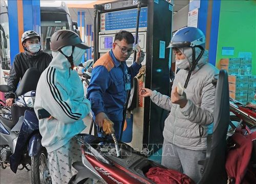 Mua, bán xăng tại điểm kinh doanh xăng, dầu Petrolimex. Ảnh: Trần Việt/TTXVN