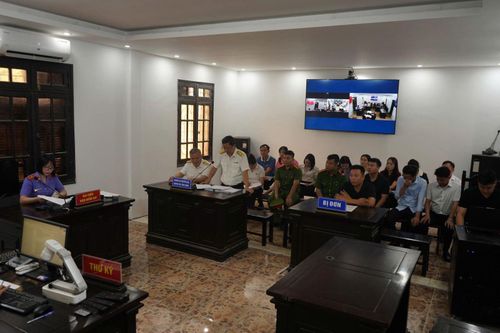 Các đương sự, người liên quan trình bày tại phiên tòa