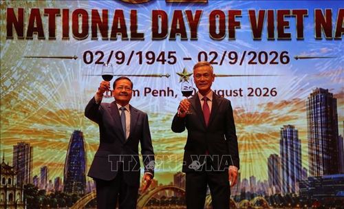 Đại sứ Nguyễn Minh Vũ (phải) và Phó Thủ tướng thứ nhất Chính phủ Campuchia, ông Neth Savoeun (trái) nâng ly chúc mừng lễ quốc khánh Việt Nam. Ảnh: Huy Bình/PV TTXVN tại Campuchia