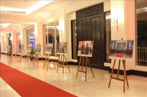 Hình ảnh của Thông tấn xã Việt Nam được trưng bày tại buổi lễ. Ảnh: Huy Bình/PV TTXVN tại Campuchia