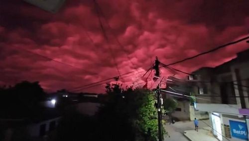 Bầu trời chuyển sang màu đỏ khiến người dân bất ngờ. Ảnh cắt từ clip/Newsflare