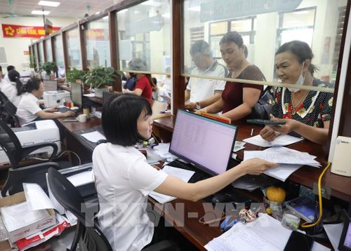 Người dân thực hiện các thủ tục hành chính ngày càng thuận lợi hơn tại xã Hiệp Hòa. Ảnh: Danh Lam - TTXVN