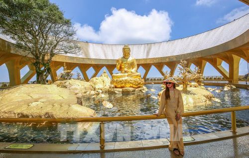 Tượng Đức Phật Câu Na Hàm Mâu Ni uy nghiêm giữa không gian thanh tịnh trên đỉnh núi Bà Đen, tạo điểm nhấn tâm linh và kiến trúc độc đáo thu hút du khách. Ảnh: Giang Phương - TTXVN