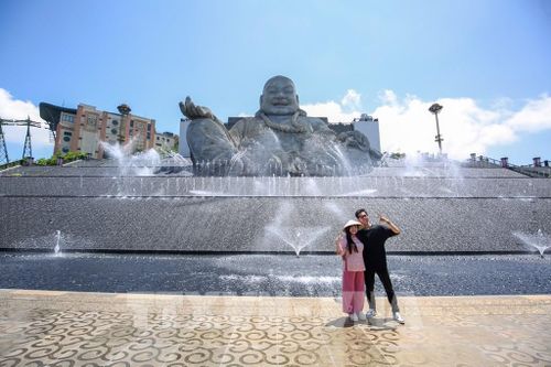 Du khách lưu lại những khoảnh khắc đáng nhớ với màn trình diễn nhạc nước trên đỉnh núi Bà Đen. Ảnh: Giang Phương – TTXVN