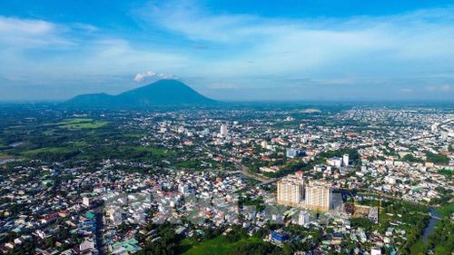 Việc sắp xếp mạng lưới cơ sở giáo dục tại Tây Ninh phải bảo đảm quyền học tập của học sinh, nhất là tại vùng sâu, vùng xa, khu vực biên giới và những địa bàn có điều kiện khó khăn. Ảnh: Giang Phương - TTXVN ; [19/08/2026 16:48:08] Nhằm bảo đảm hoạt động dạy và học ổn định ngay từ đầu năm học 2026 - 2027, UBND tỉnh Tây Ninh đã chính thức phê duyệt Phương án số 5345/PA-SGDĐT của Sở Giáo dục và Đào tạo về việc sắp xếp, tinh gọn hệ thống trường học công lập từ mầm non đến giáo dục nghề nghiệp. Song song đó, ngành Giáo dục tỉnh cũng chủ động hoàn thiện cơ sở vật chất và đội ngũ giáo viên trước ngày khai giảng. Ảnh: Giang Phương – TTXVN 