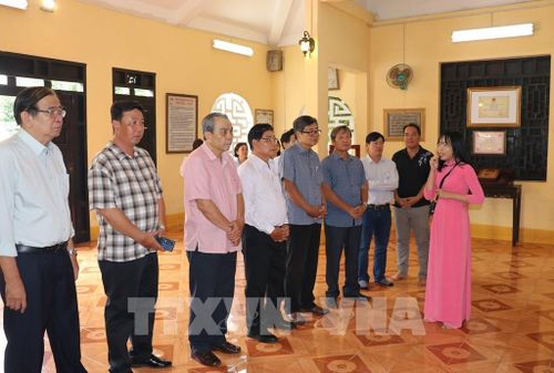 Du khách tham quan và nghe thuyết minh về thân thế cùng sự nghiệp của Anh hùng dân tộc Trương Định. Ảnh: Hữu Chí - TTXVN