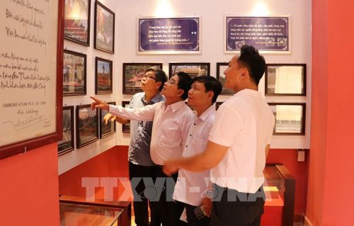 Du khách tìm hiều về thân thế cùng sự nghiệp của Anh hùng dân tộc Trương Định. Ảnh: Hữu Chí - TTXVN