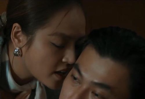 Lan chủ động tiến gần Cương và không còn che giấu tình cảm dành cho anh.