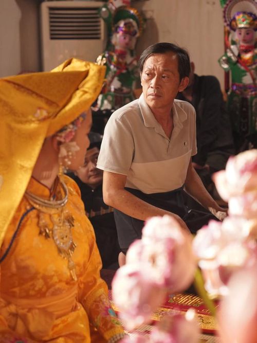 Hoài Linh đảm nhận vai thầy Thạch, nhân vật hầu đồng giữ vị trí quan trọng trong câu chuyện của Người được chọn.